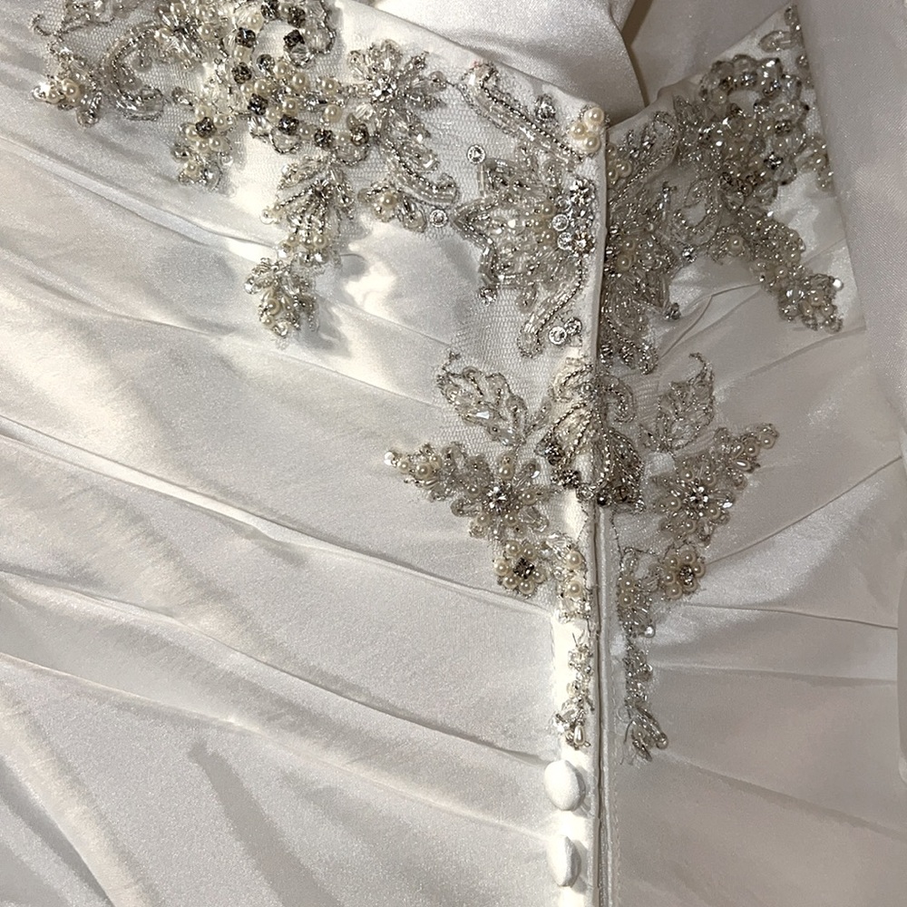 Casablanca The Diamond Collection White Wedding Gown With Train NWT - Picture 10 of 17